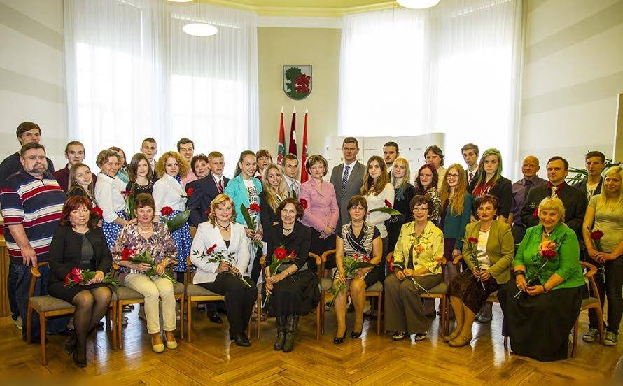 Domē sveic pilsētas skolēnu olimpiāžu uzvarētājus