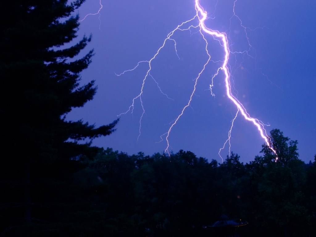 Negaisi Latvijā bez elektrības pametuši četrus tūkstošus mājsaimniecību