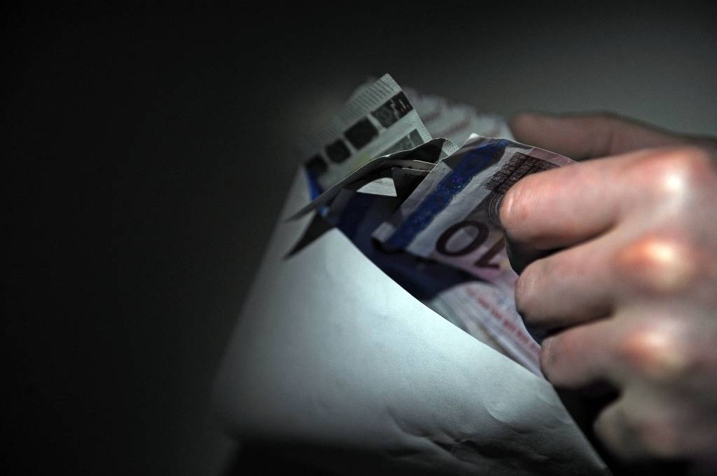 Papildināta - Par 13 000 eiro kukuļa ņemšanu aiztur RD Kapsētu pārvaldes priekšnieku Jāni Upīti