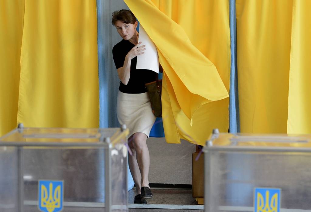 Ukraina vēl prezidentu; Kijevā aktivitāte augsta, austrumos - bloķēti iecirkņi