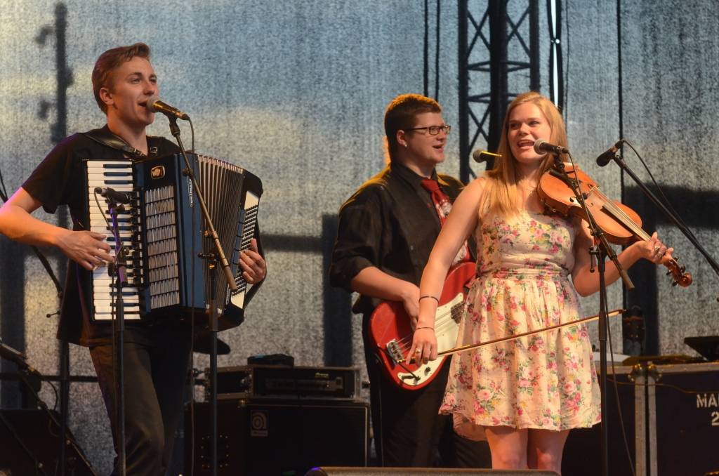 VIDEO: "Rikši" uzstājas festivālā "Līvas upe"