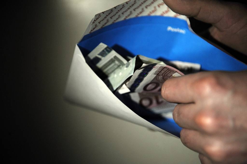 Bijušais Saeimas deputāts piesavinās prezidenta komandai domātu kukuli