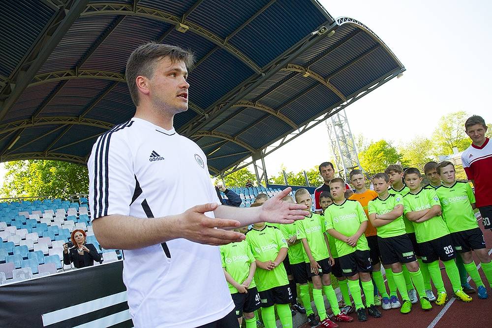 FOTO: Latvijas izlase Liepājā trenējas kopā ar jaunajiem futbolistiem