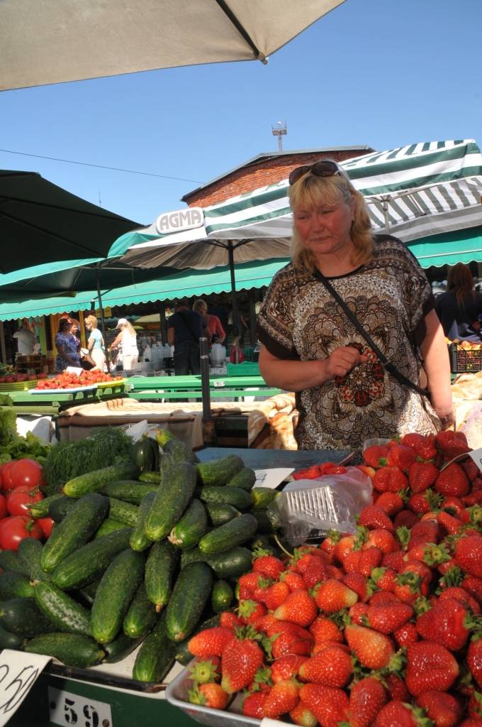 FOTO: Tirgošanās rit pilnā sparā