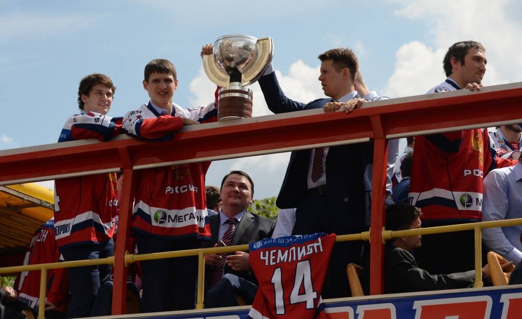 FOTO: Krievijas hokejistu čempionu parāde Maskavas ielās