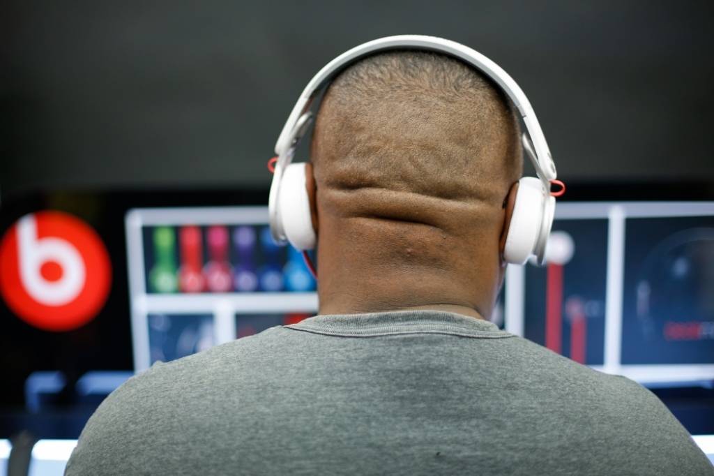 Apple par trīs miljardiem pirks Beats austiņu ražotāju