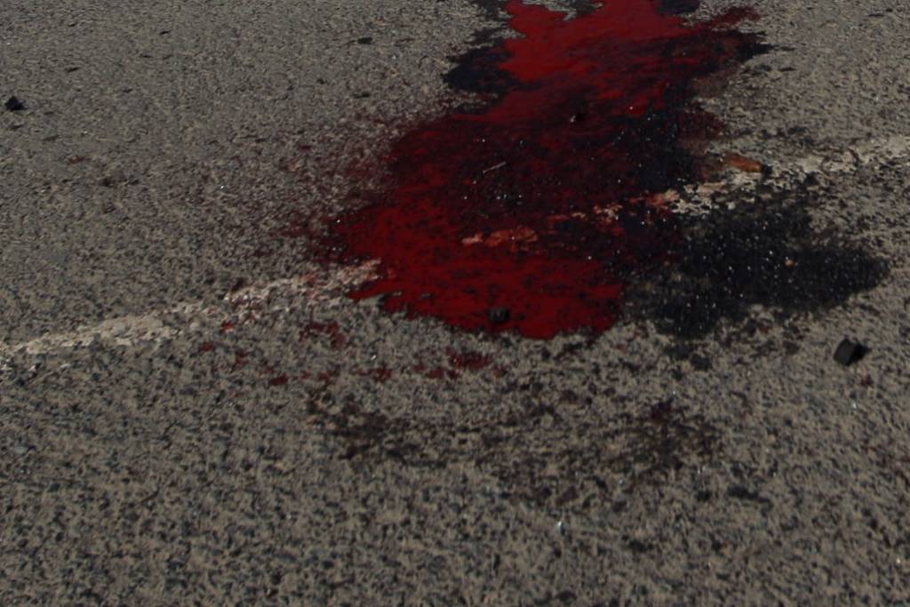 Mazdēls pa ceturtā stāva logu izgrūž savu vecmammu