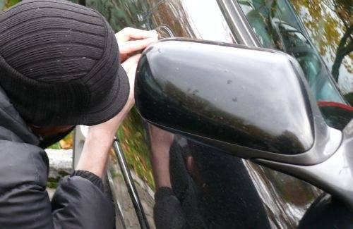 Liepājā īsā laikā vairākām automašīnām nozog spoguļus