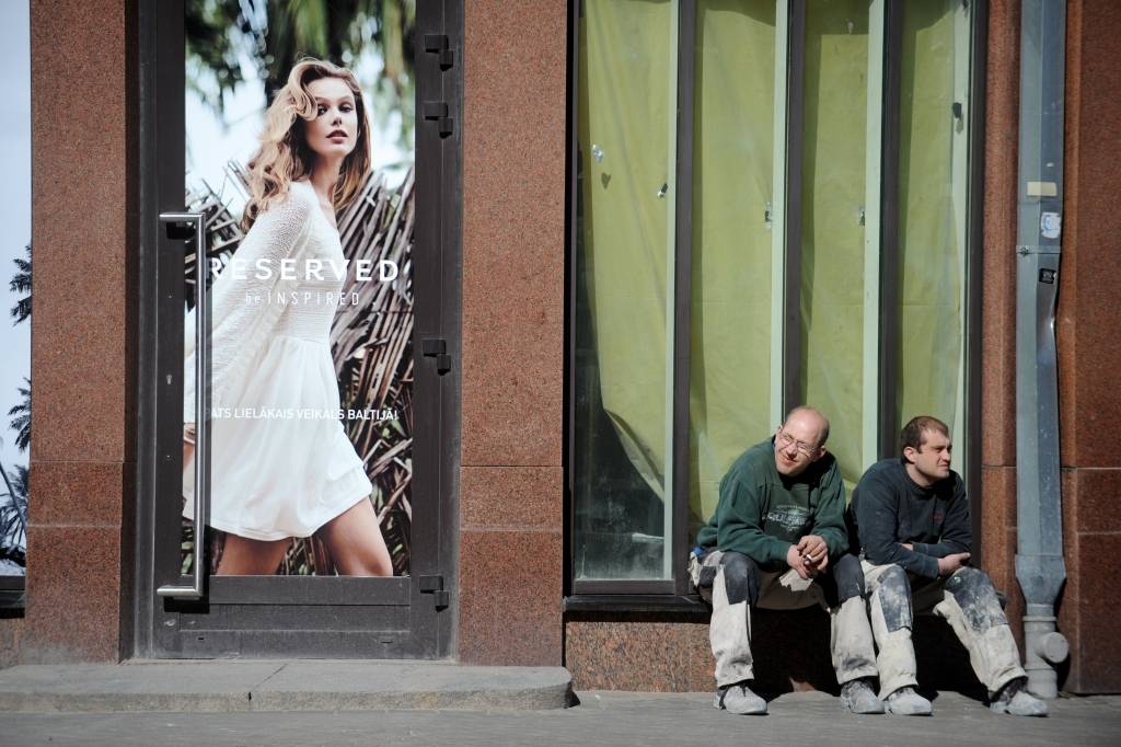 Vidējā darba alga Latvijā uz papīra sasniedz teju 750 eiro