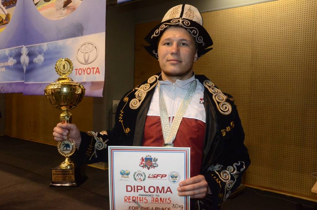FOTO.VIDEO: Liepājnieki izcīna visa kaluma godalgas Eiropas čempionātā jostu cīņās