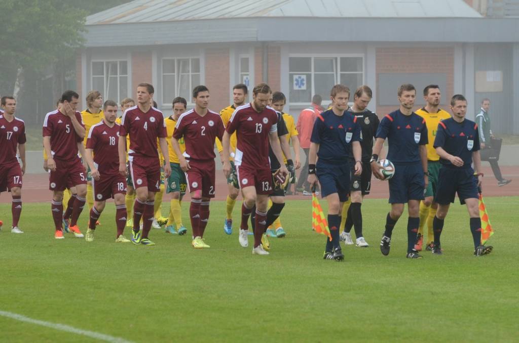 FOTO.VIDEO: Latvijas futbola izlase Liepājā nosargā Baltijas kausu