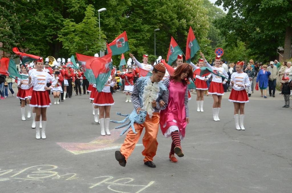 VIDEO: Dejo Lielmutis Fricis un Lielmute Marta