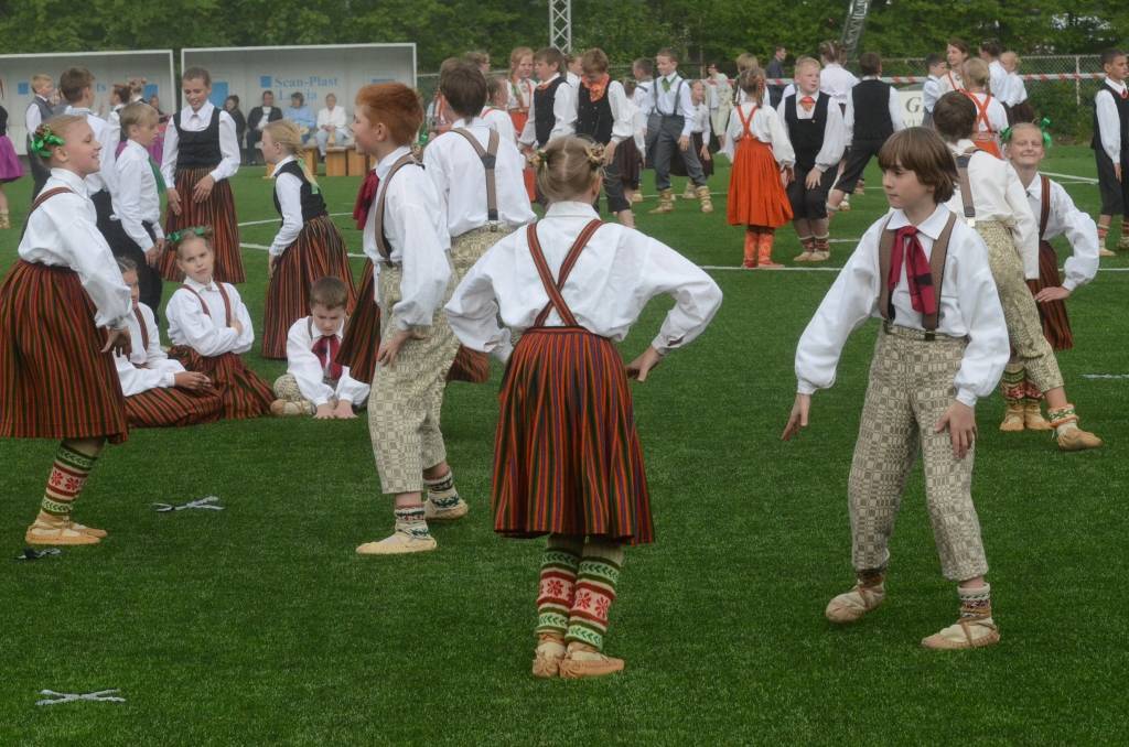 FOTO.VIDEO: Priecē ar deju svētku lielkoncertu "Vējiņ, kājiņ, bums!"