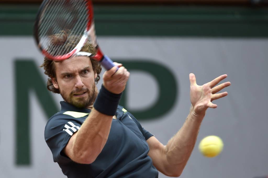 Gulbis spraigā piecu setu cīņā uzvar Federeru un iekļūst French Open ceturtdaļfinālā