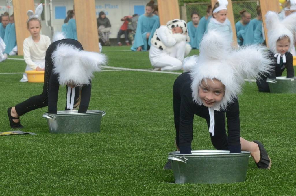 VIDEO: "Zaķīšu pirtiņa" deju svētku lielkoncertā "Vējiņ, kājiņ, bums!"