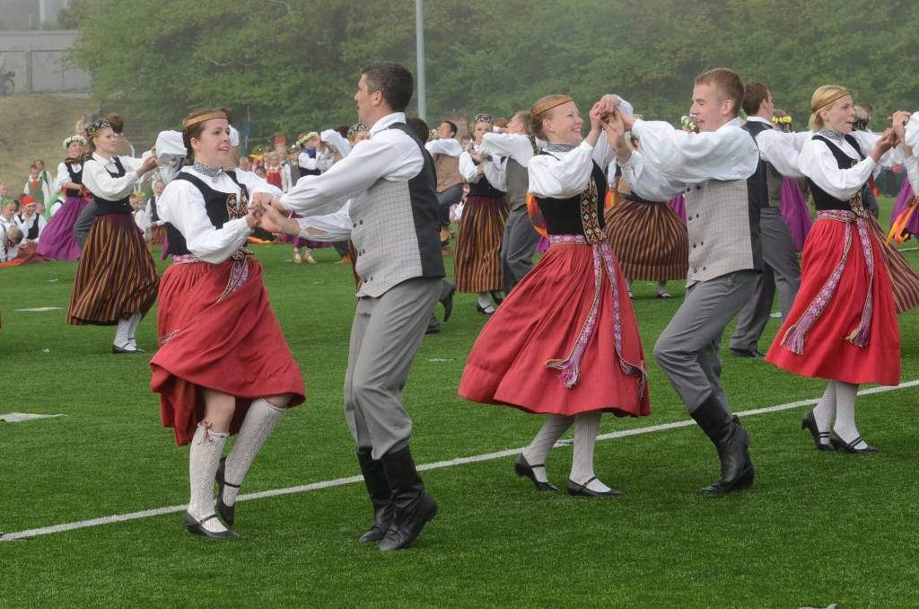 VIDEO: Tautas deju kolektīvi satiekas deju svētku lielkoncertā "Vējiņ, kājiņ, bums!"