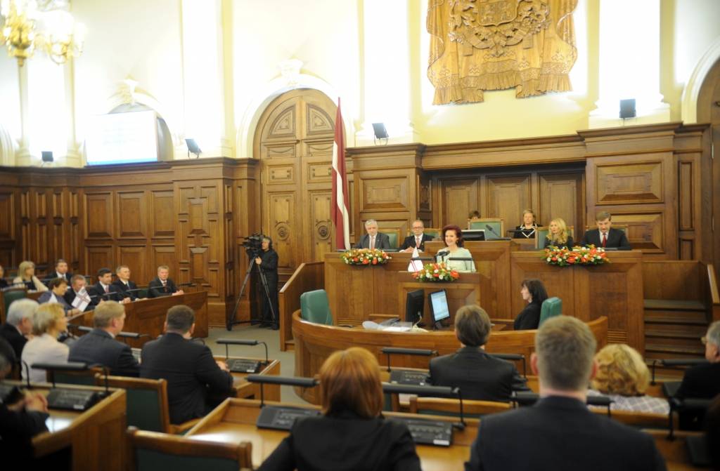 Deputāti stundām ilgās debatēs apspriež Satversmes preambulas projektu