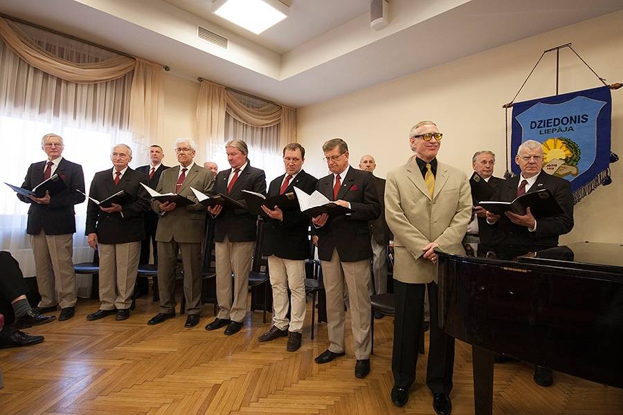 Vīru ansamblis "Dziedonis" aicina uz koncertu "Ceriņziedu kupenās"