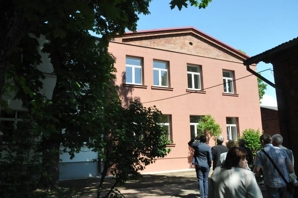 FOTO: Svinīgi atklāj siltinātās Onkoloģiskās klīnikas ēku