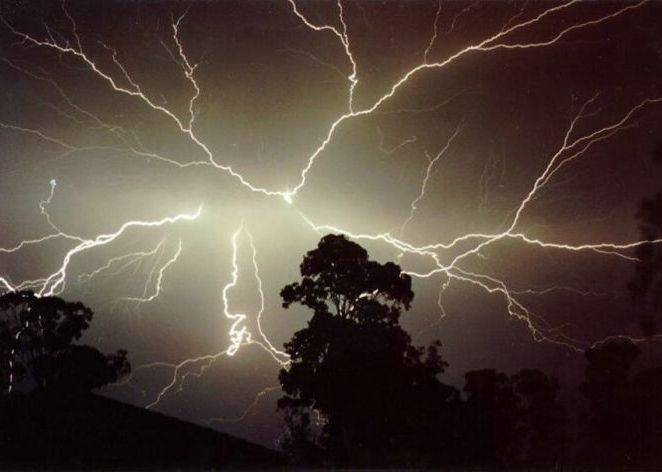 Brīdina par spēcīgu pērkona negaisu tuvākajās stundās