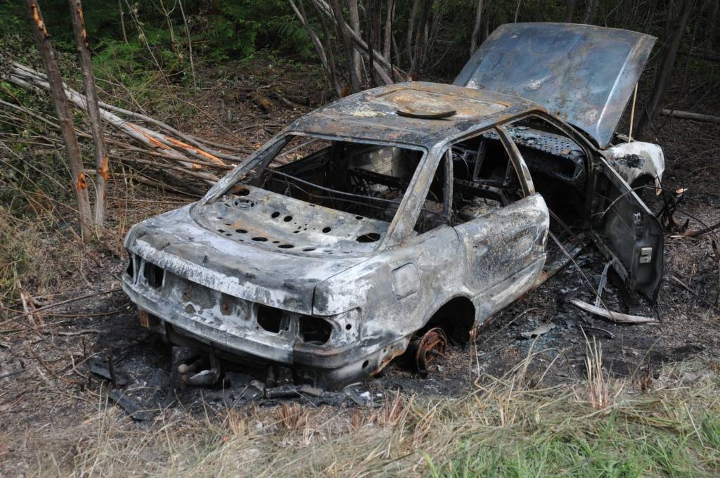 FOTO: Pa ceļam uz Papi grāvmalē stāv sadegusi automašīna