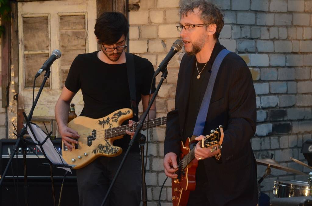 VIDEO: "Baložu pilni pagalmi" ar jaunā albuma dziesmu "Kristīne"