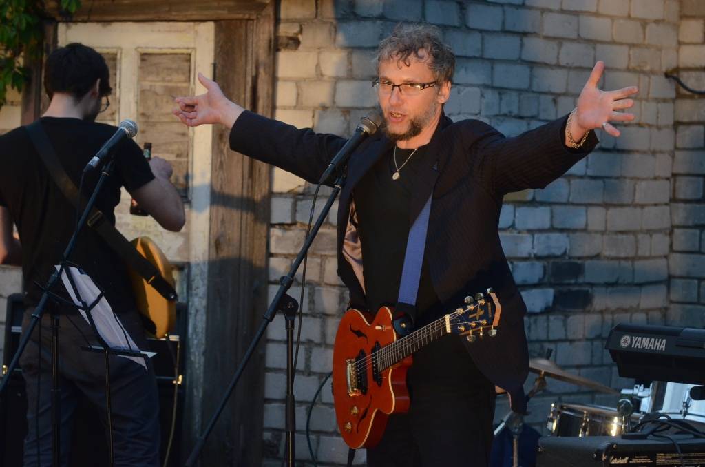 VIDEO: "Baložu pilni pagalmi" radošās telpās "Ideju bode" pagalmā