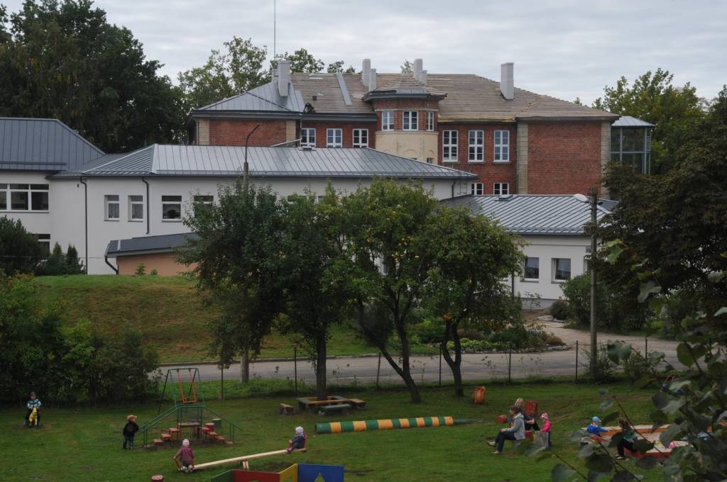 Pasniedz balvu "Nīcas novada cerība"