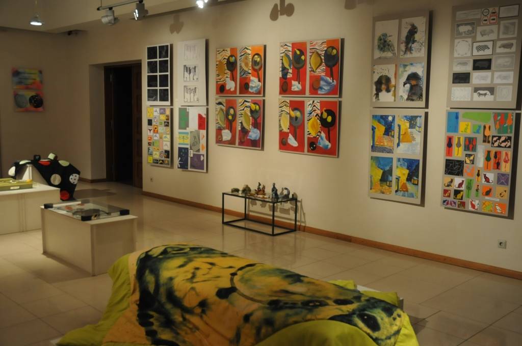 FOTO: Liepājas Bērnu mākslas skolas audzēkņu darbu izstāde "Komforts un kontrasts" Liepājas Latviešu biedrības namā