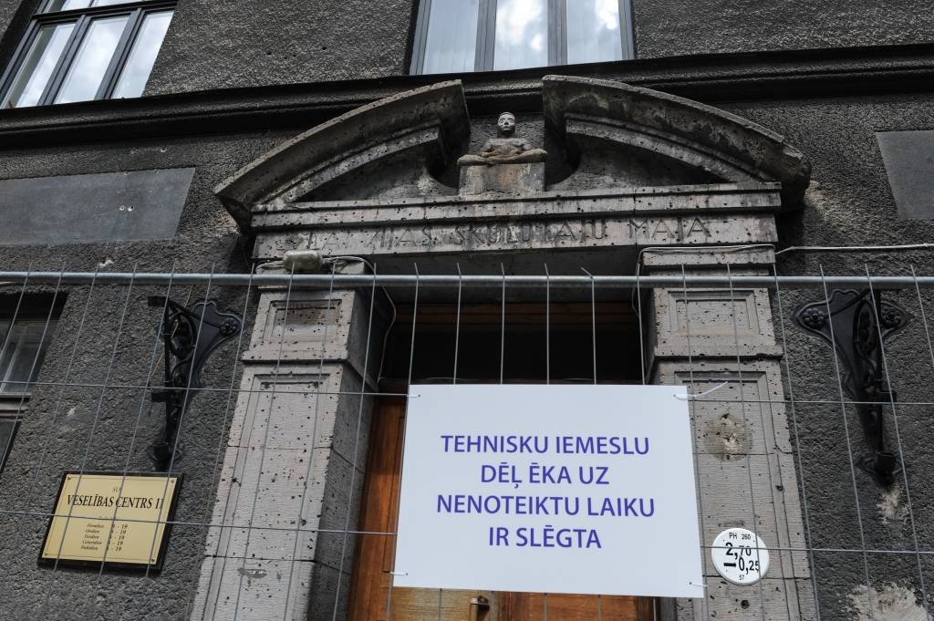 Mediķi netic pašvaldības apsvērumiem par veselības centra slēgšanu Mednieku ielā