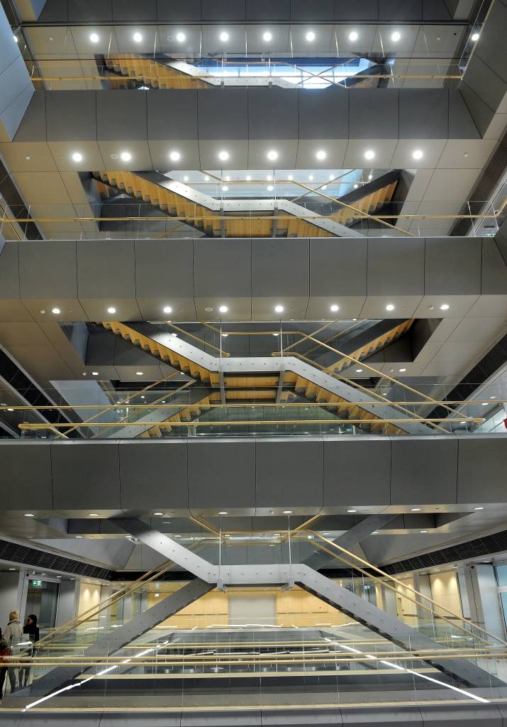 FOTOREPORTĀŽA: Tikko atvērtajā Gaismas pilī iesprūst lifts, vairākiem apmeklētājiem kļūst slikti
