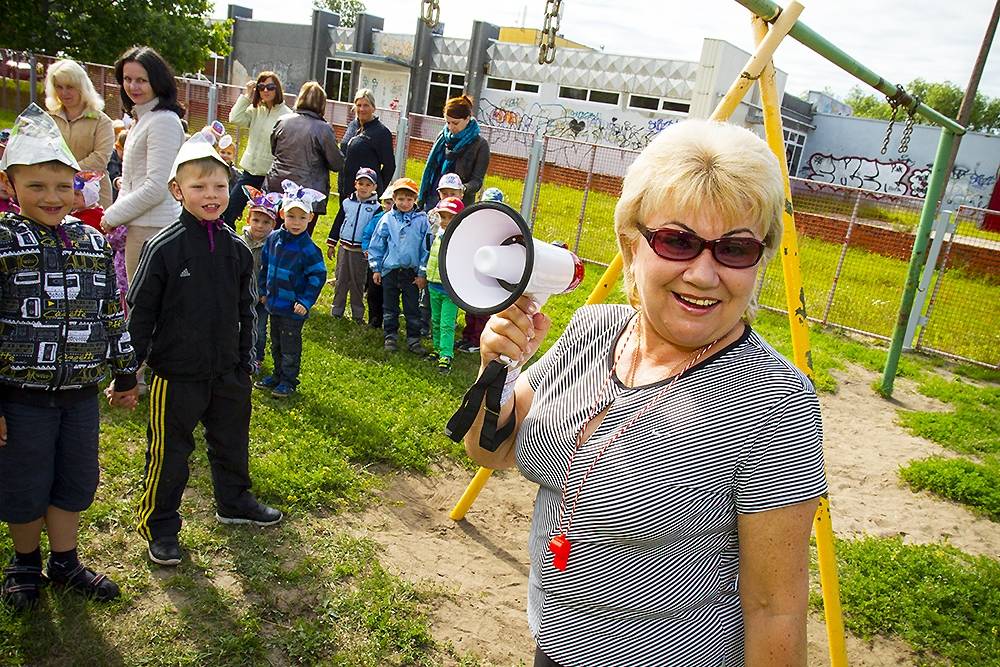 FOTO: Atklāj jaunu sporta laukumu bērnudārzā "Dzintariņš"