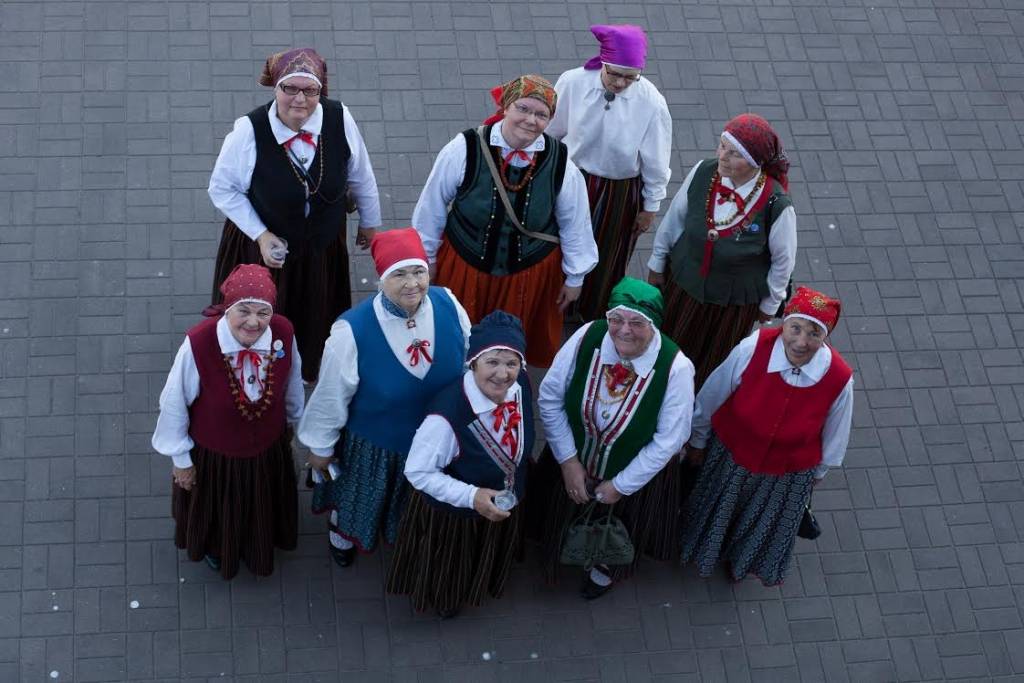 Uzstāsies folkloras kopa "Vēlava"