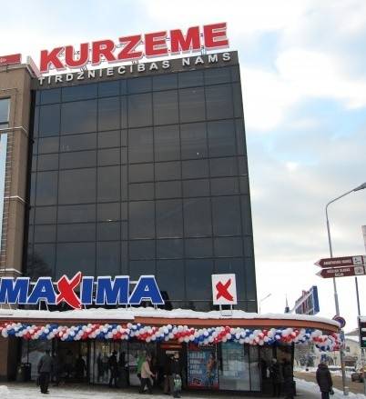 "Maxima" Liepājas centrā patvaļīgi izvietojusi veikala izkārtni