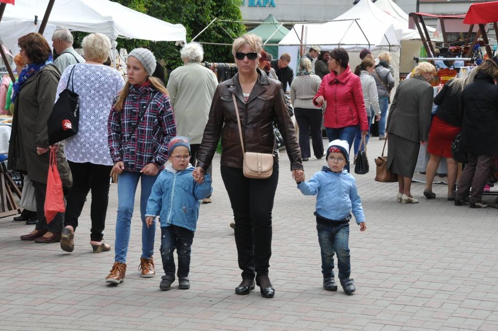 FOTO: Vasaras saulgriežu tirdziņš Liepājā