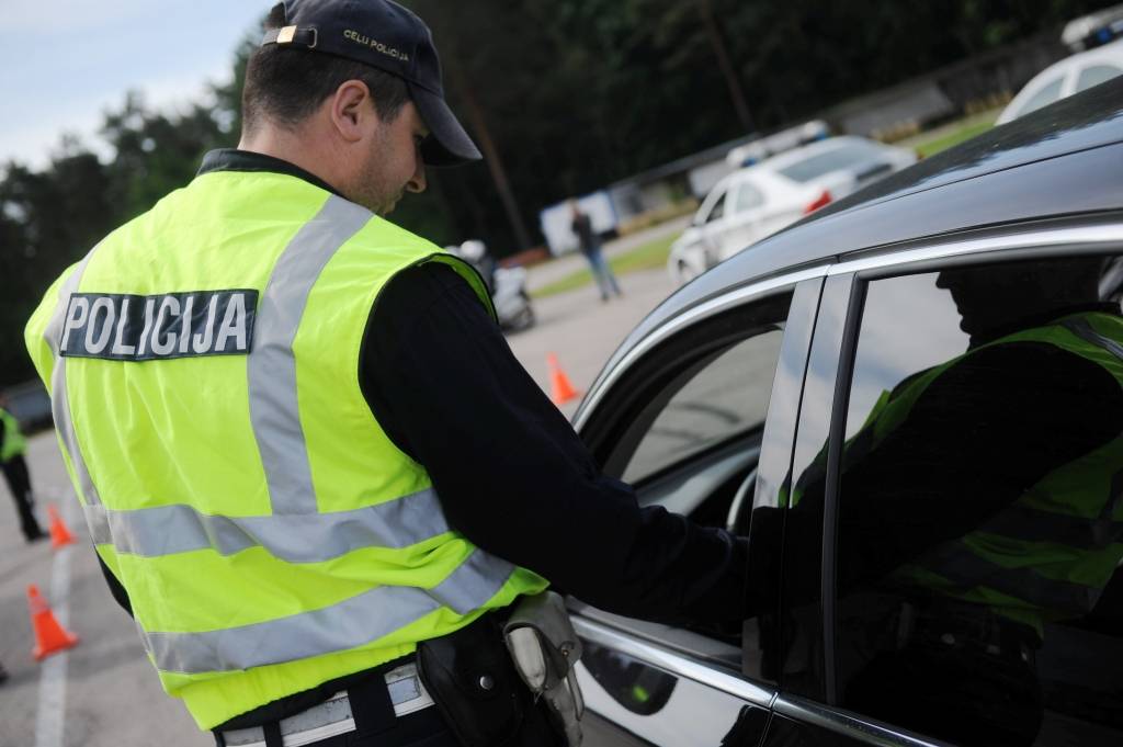 Policija sāk pastiprināti uzraudzīt satiksmes drošību