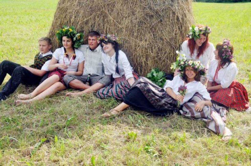Burbuļvanna laivā un tautastērpi