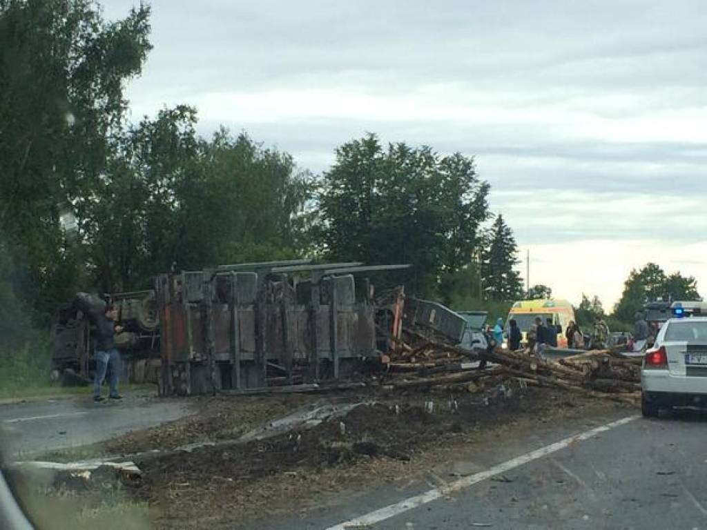 Aculiecinieka FOTO: Apgāzies baļķvedējs bloķē satiksmi uz Daugavpils šosejas