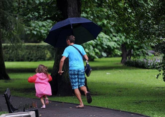 Līgo dienā īslaicīgi nokrišņi pārstaigās valsts lielāko daļu