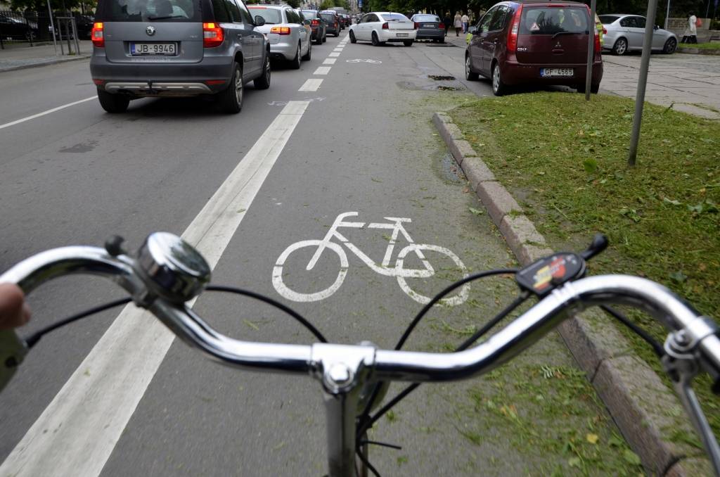 FOTO: Sadzīvošana ar pirmo īsto velojoslu Rīgā