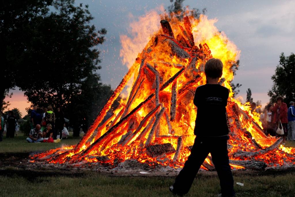 Lecot pāri ugunskuriem, vairāki līgotāji guvuši traumas