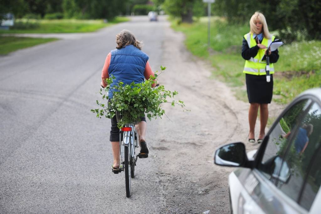 FOTOREPORTĀŽA: Policijas darbs Jāņos - jāpūš pilnīgi visiem
