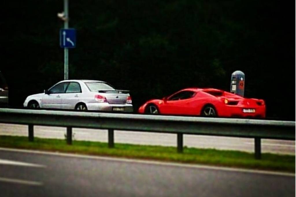 Policijai ar netrafarētu spēkratu izdodas apturēt mudīgu Ferrari