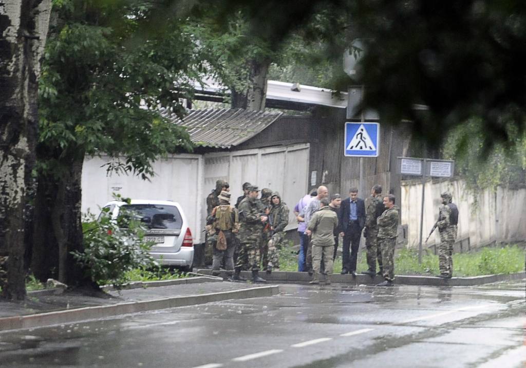 Septiņu stundu ilgā kaujā separātisti ieņem armijas bāzi Doņeckā