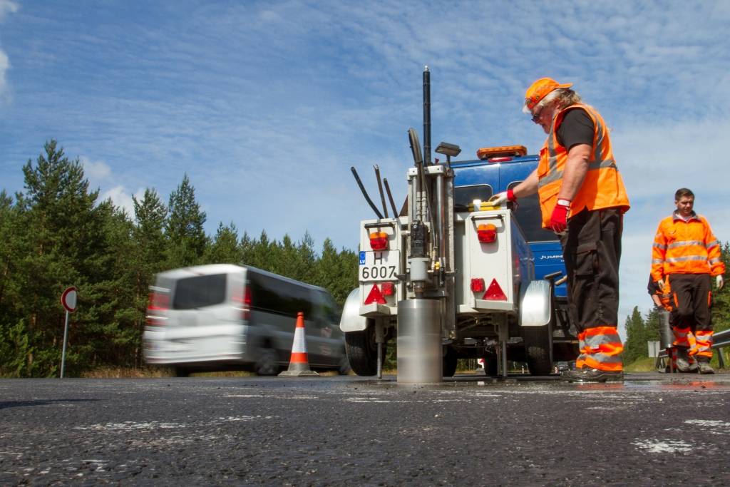 FOTO: Latvijas Valsts ceļi pārbauda autoceļa kvalitāti
