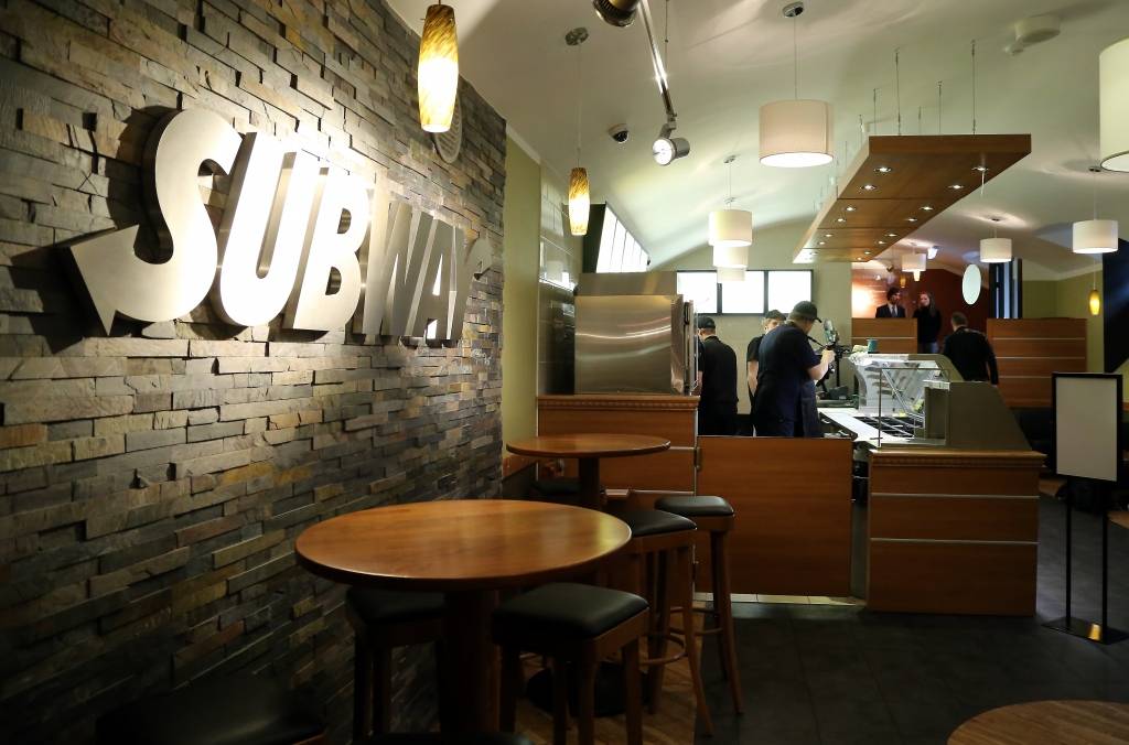 FOTO: Rīgā durvis apmeklētājiem ver ilgi gaidītais Subway