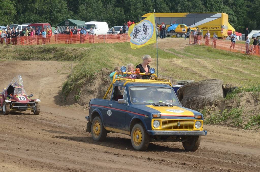 FOTO: Latvijas autokrosa čempionāta posma Vecpilī atklāšanas parāde