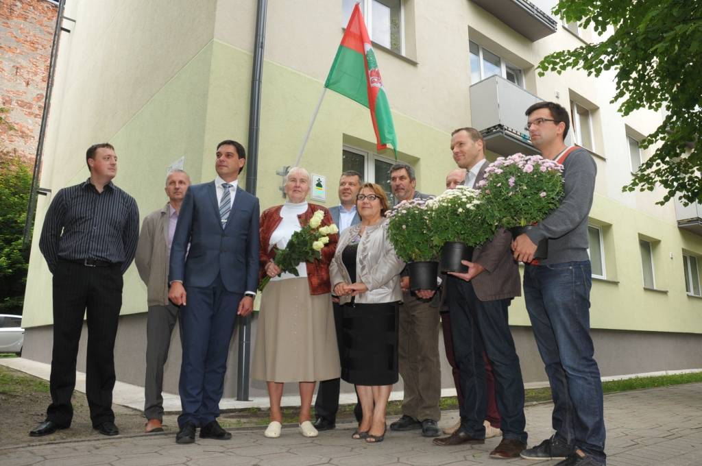 FOTO: Pie energofektīvākās ēkas piestiprina goda zīmi
