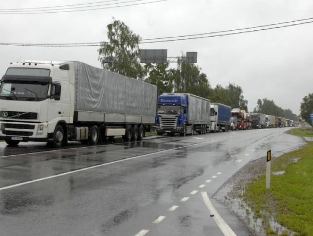 Ceraukstē uz ceļa A7 izveidojusies kilometriem gara auto rinda