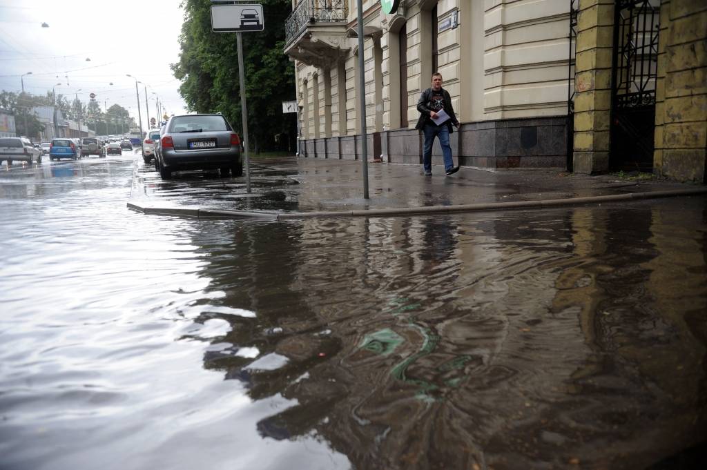 Peļķes Rīgas ielās: bez atsūknēšanas neiztikt